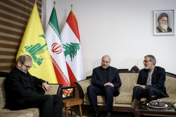 La cérémonie de condoléances pour le martyre de Sayed Hassan Nasrallah (Que sa demeure soit au Paradis) a eu lieu ce lundi 30 septembre 2024 au bureau du Hezbollah libanais  à Téhéran. Photo: Asghar Khamseh