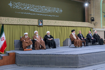 Encuentro con el ayatolá Jameneí de responsables de iraníes y embajadores de los países islámicos 