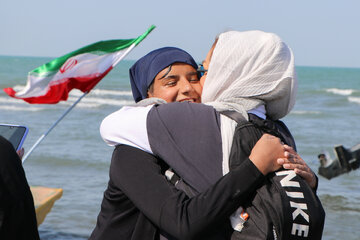 Niña de 12 años rompe el récord de natación de larga distancia de Irán