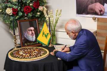 Une cérémonie de condoléances pour la mort en martyr de Sayed Hassan Nasrallah (Que sa demeure soit au Paradis) a eu lieu dimanche (29 septembre 2024) au bureau du mouvement de la Résistance libanais, Hezbollah, à Téhéran. (Photo : Mohsen Van’ai)