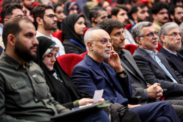 Presidente Pezeshkian asiste a la ceremonia de Día de Estudiante Universitario 