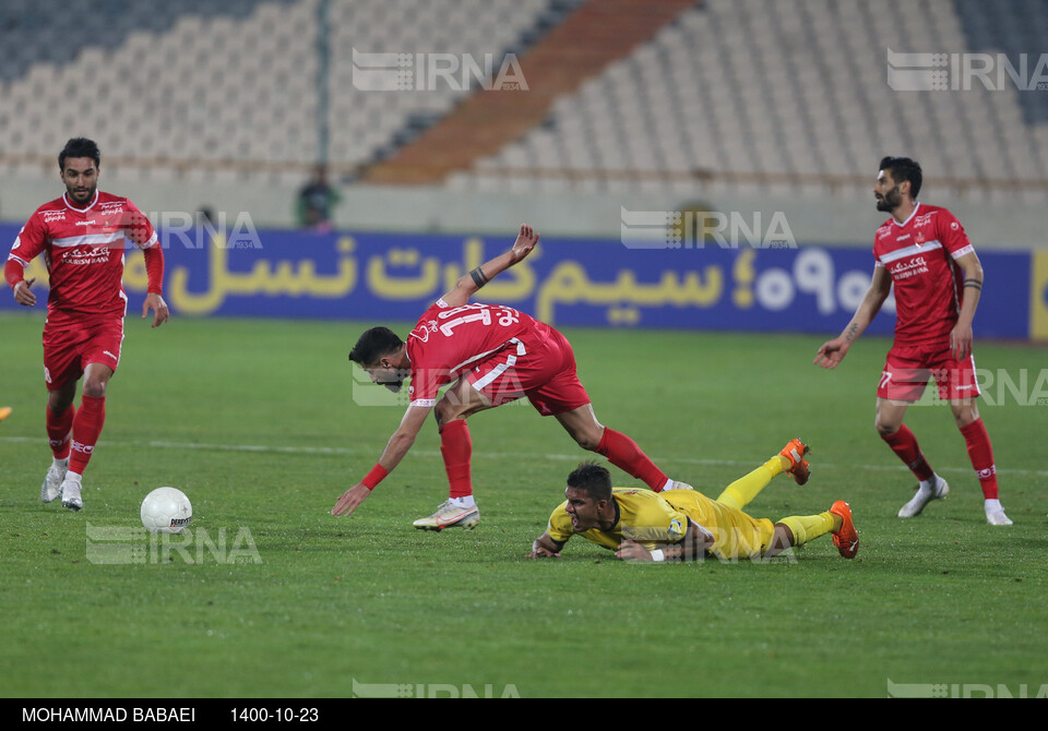 دیدار تیمهای فوتبال پرسپولیس و فجر سپاسی شیراز