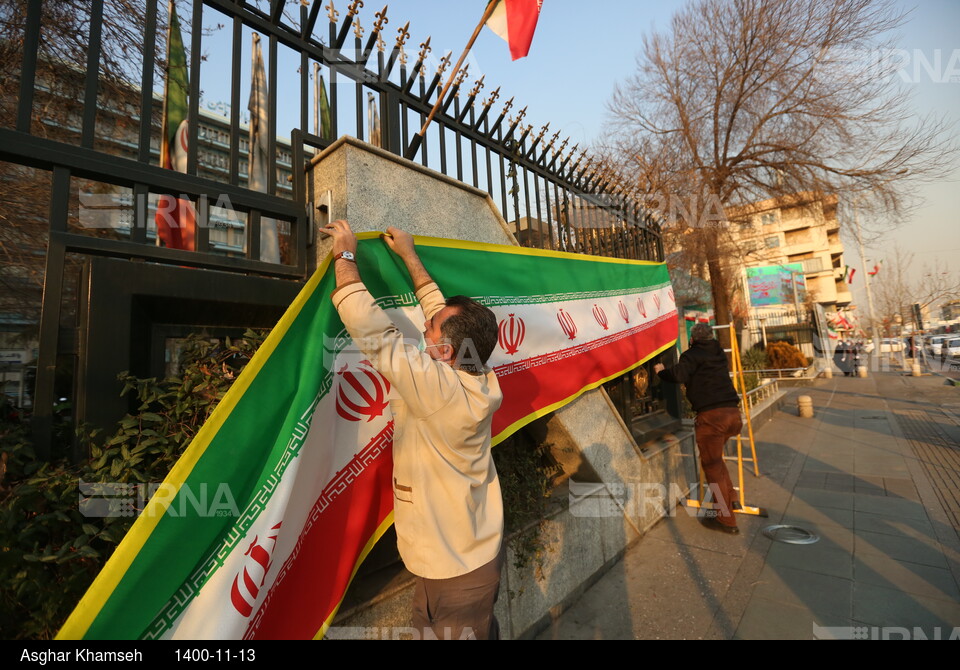 آذین بندی مسیر اصلی راهپیمایی ۲۲ بهمن در تهران