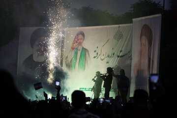 جشن پیروزی سید ابراهیم رییسی عصر شنبه با حضور هواداران او در پارک زیباکنار خرم‌آباد برگزار شد.