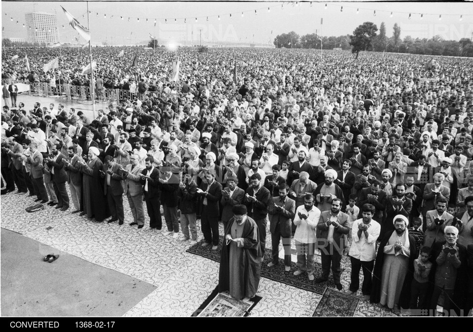 نماز عید فطر سال 1368 به امامت رییس جمهوری