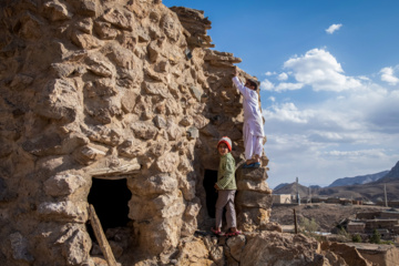 روستای ماخونیک؛ علاوه بر ظاهر عجیب خانه‌های این روستا، در گذشته اهالی آن در مورد عادات غذا خوردن رفتاری عجیب داشتند و شاید جالب به نظر برسد که حتی چای هم نمی‌خوردند. این روستا در شهرستان سربیشه، استان خراسان جنوبی، نزدیک مرز ایران و افغانستان واقع شده است.