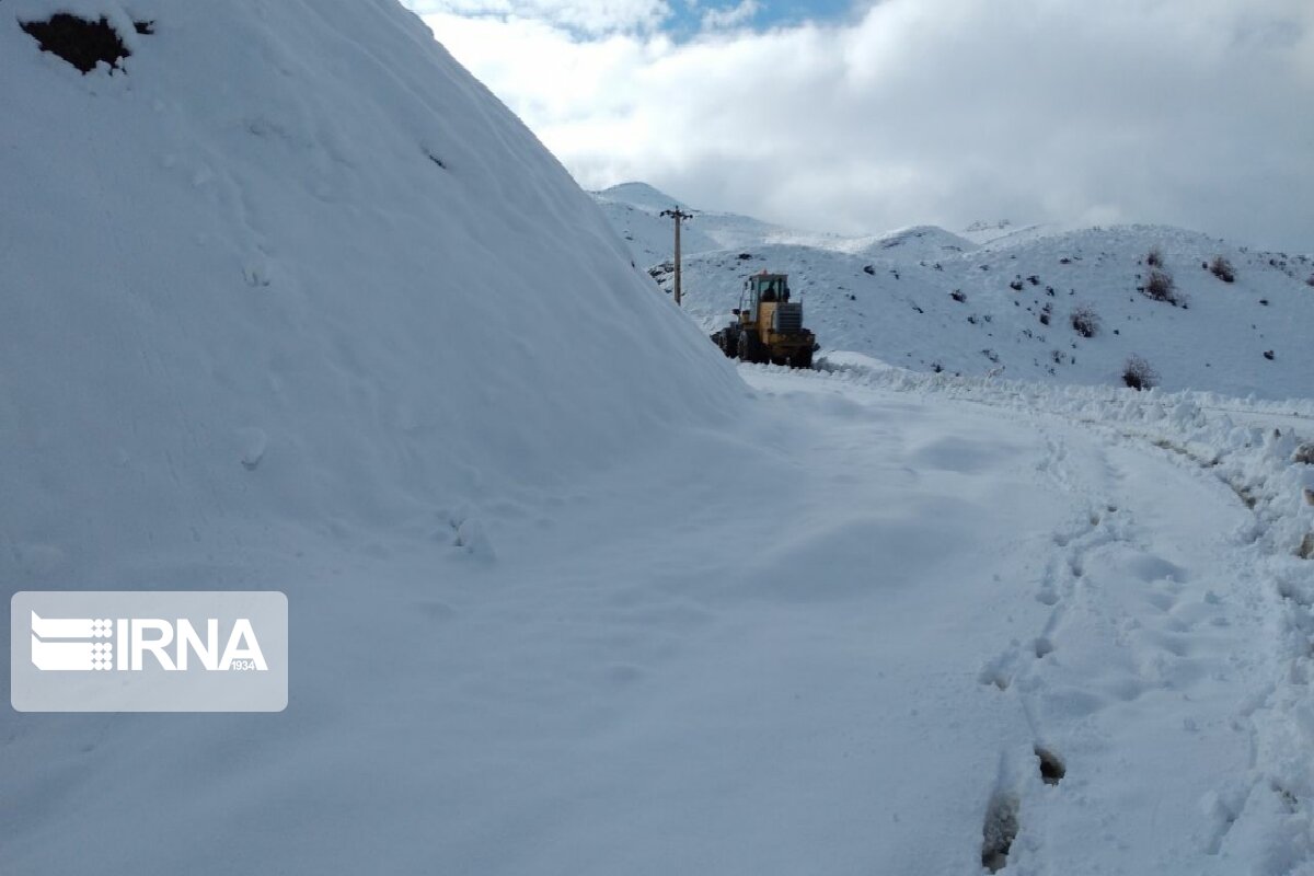 بارش سنگین برف راه ارتباطی ۸۵ روستای کردستان را بست