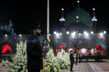 La cérémonie de commémoration du triste anniversaire du martyre de l'Imam Ali Ibn Mussa al-Reza (béni soit-il) a eu lieu mardi soir (3 septembre 2024) à Machhad en présence des serviteurs, des pèlerins et des personnes en deuil du 8ème Imam, l'Imam Reza, (Que le Salut de Dieu soit sur lui et sur sa descendance), à la Cour du Grand Prophète de son saint sanctuaire au nord-est de l’Iran. Photo : Mohsen Bakhshandeh