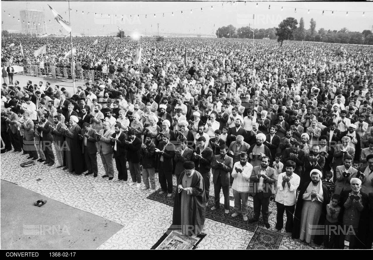 نماز عید فطر سال 1368 به امامت رییس جمهوری