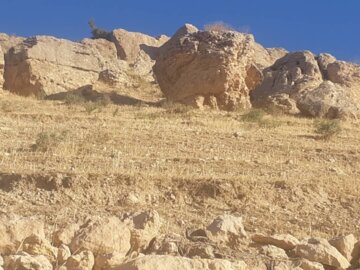 ریزش سنگ ساکنان روستای شیخلر در بوکان راتهدید میکند