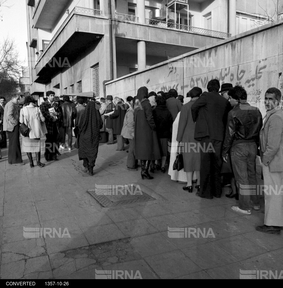 حضور مردم در خیابان های تهران پس از شنیدن خبر فرار شاه