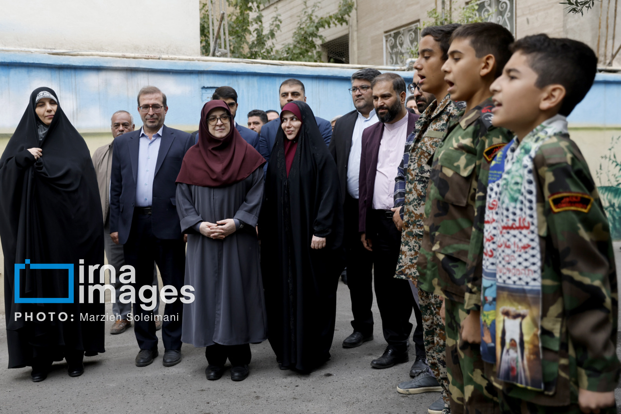 حضور سخنگوی دولت در یکی از مدارس شرق تهران