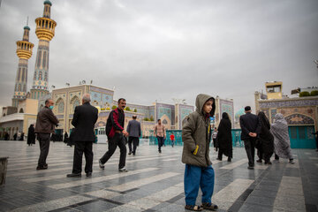 «دانیال اکبری بوئینگ» اهل روستای «بوئینگ» از توابع بخش جازموریان استان کرمان در صحن حرم امام رضا (ع) مشهد مقدس حضور دارد.