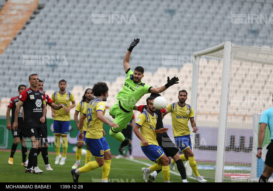 دیدار تیم های فوتبال پرسپولیس و نفت مسجد سلیمان