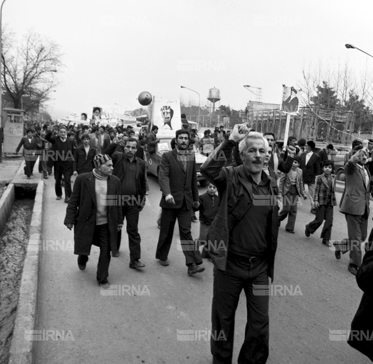 راهپیمایی مردم تهران برای پشتیبانی از دولت مهندس بازرگان