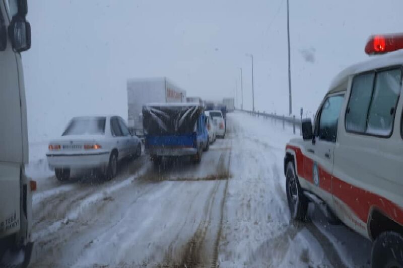 امدادگران هلال احمر میاندوآب ۱۲۶ خودرو گرفتار در برف و کولاک را رهاسازی کردند