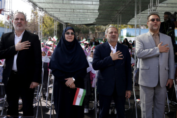 «علیرضا کاظمی» وزیر آموزش و پرورش در مراسم جشن شکوفه ها در دبستان دخترانه امام موسی صدر 