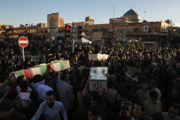 Ceremonia de recibimiento de 8 mártires desconocidos de la Defensa Sagrada en Yazd