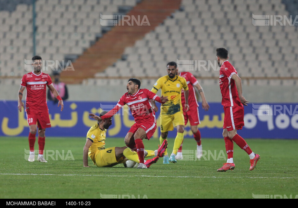 دیدار تیمهای فوتبال پرسپولیس و فجر سپاسی شیراز