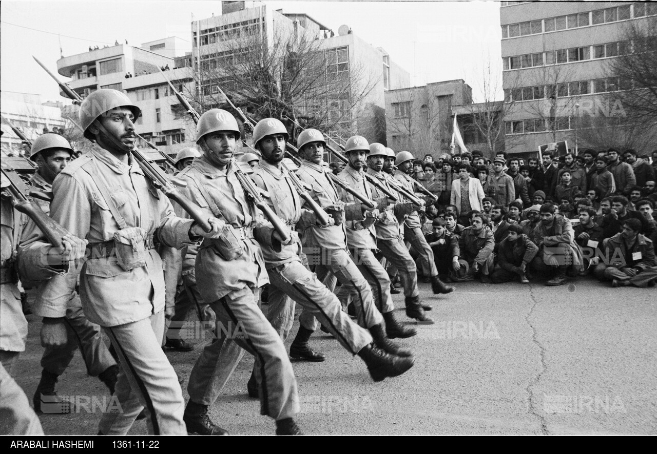 رژه نیروهای مسلح در آغاز پنجمین سالگرد پیروزی انقلاب اسلامی