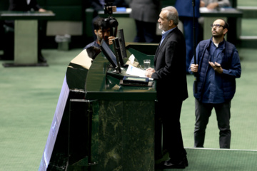 Presentación del proyecto de presupuestos para el próximo año iraní al Mayles