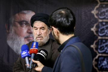 La cérémonie de condoléances pour le martyre de Sayed Hassan Nasrallah (Que sa demeure soit au Paradis) a eu lieu ce lundi 30 septembre 2024 au bureau du Hezbollah libanais  à Téhéran. Photo: Asghar Khamseh