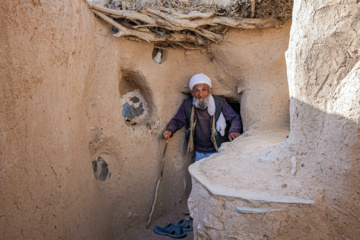 روستای ماخونیک؛ مهاجرت و رفتن به شهر در بین ماخونیکی‌ها یعنی طرد جامعه و جابه‌جایی آن‌ها نیز منحصر به کلاته‌های منطقه ماخونیک است. آنان حتی با وجود فقر و مشکلاتی که داشته‌اند، حاضر به ترک روستا نمی‌شدند؛ هرچند که برای کارهای موقت و فصلی به‌جای دیگر می‌رفتند که تعداد آن‌ها بسیار کم بوده است.