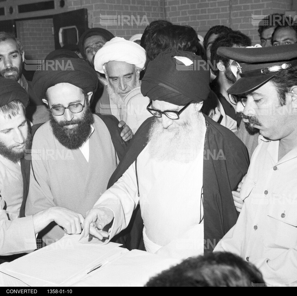 حضور مردم در رفراندوم جمهوری اسلامی - رای دادن آیت الله گلپایگانی