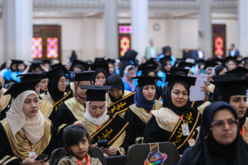 Acto de graduación de estudiantes extranjeros en Irán