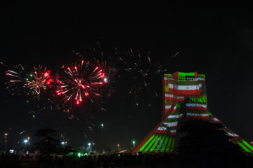 La tour Azadi de Téhéran brille à l'occasion de l'anniversaire de la révolution islamique