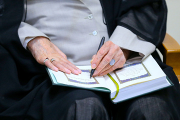 La rencontre des familles des récents martyrs de la DCA iranienne le Leader de la RII