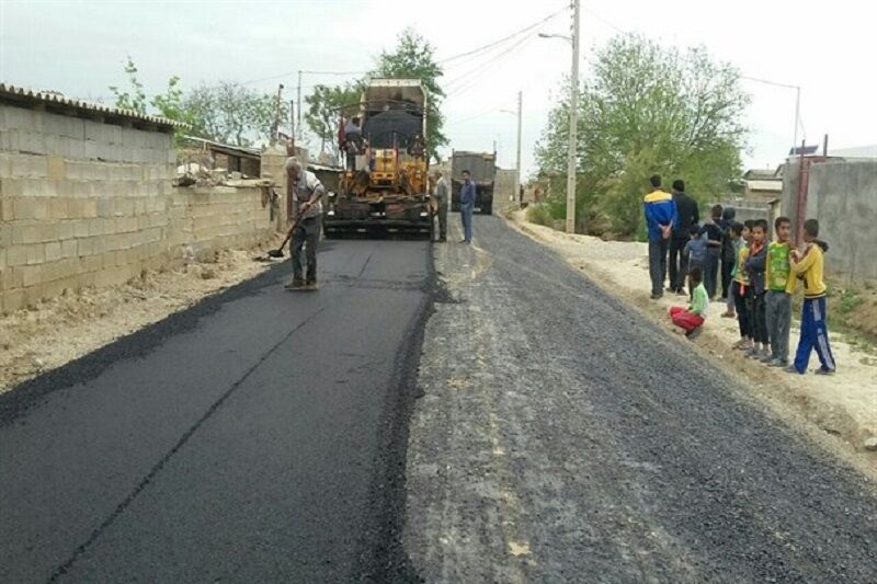 آسفالت راه روستای عنبران آستارا آغاز شد