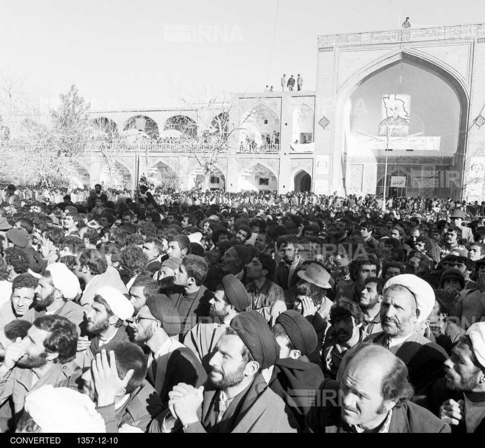 استقبال مردم قم از امام خمینی در هنگام ورود به این شهر