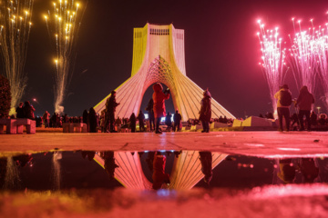 La tour Azadi de Téhéran brille à l'occasion de l'anniversaire de la révolution islamique