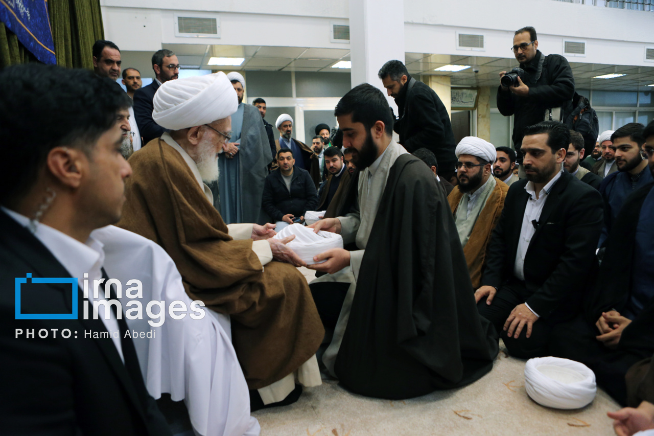 عمIran : cérémonies de remise des turbans aux étudiants de l'école de théologie de Qom 