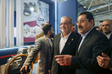 Le président iranien visite l'exposition commerciale internationale avec l'Eurasie