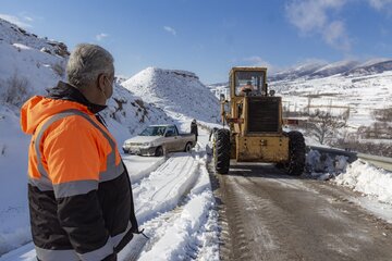 بارش برف و تلاش راهداران گلستانی برای بازگشایی جاده ها