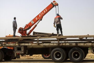 جمع‌آوری ریل های متروک راه‌آهن در شهر قم