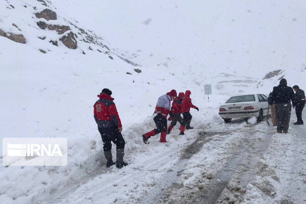 ۵۵ دستگاه خودروی در برف مانده در جغتای خراسان رضوی رهاسازی شدند