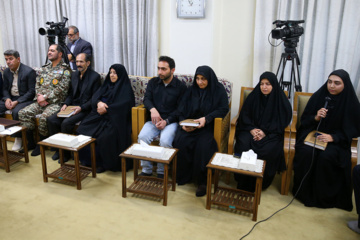 La rencontre des familles des récents martyrs de la DCA iranienne le Leader de la RII