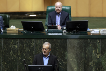 Presentación del proyecto de presupuestos para el próximo año iraní al Mayles