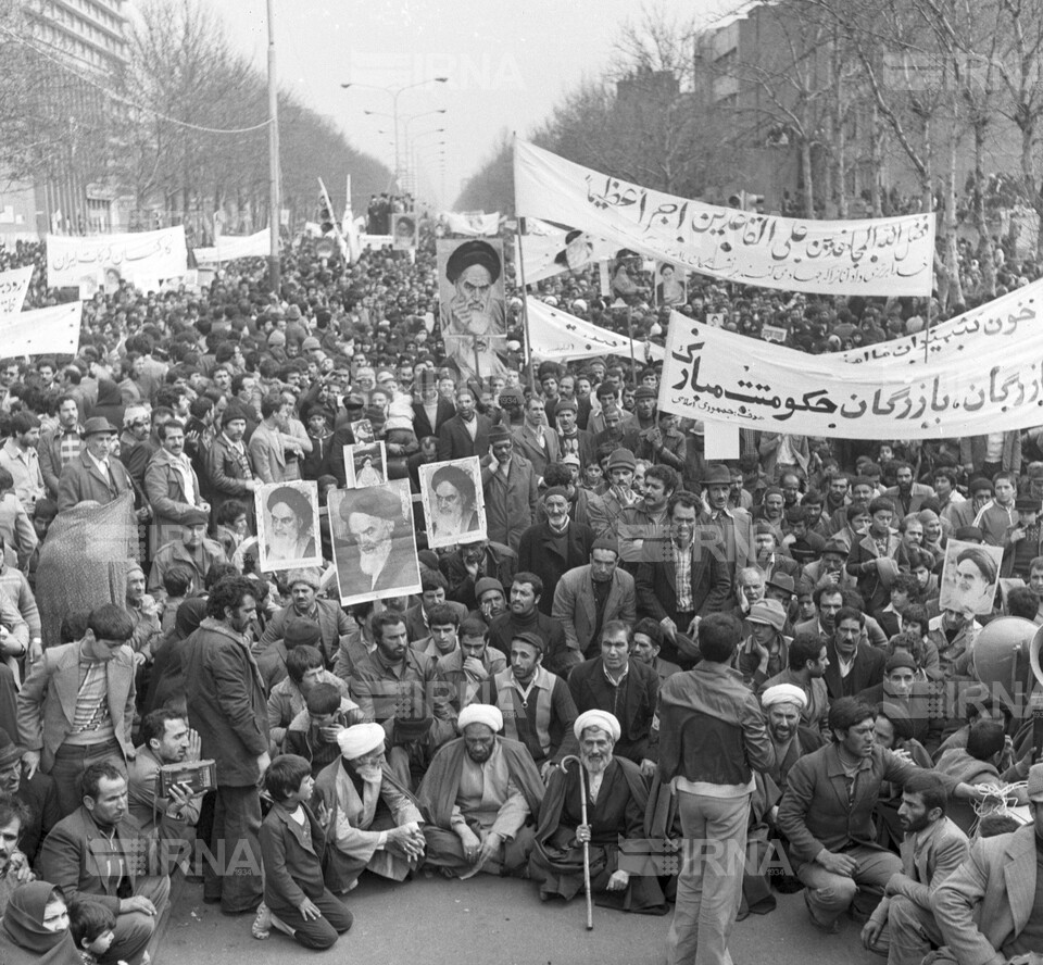 راهپیمایی مردم تهران برای پشتیبانی از دولت مهندس بازرگان