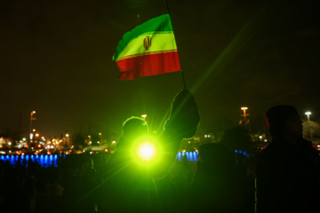 La tour Azadi de Téhéran brille à l'occasion de l'anniversaire de la révolution islamique