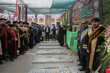 Téhéran (IRNA)-La cérémonie de remise des diplômes de 500 étrangers de 22 nationalités différentes, qui viennent de terminer leurs études dans les universités iraniennes, a eu lieu ce jeudi après-midi (12 décembre 2024) à l'université de Chiraz et dans le sanctuaire sacré de Shahcheragh (PSL). (Photo : Reza Qaderi)