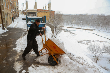 بارش برف زمستانی در روستای اسکندان اسکو