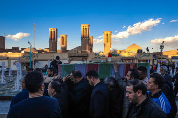 Ceremonia de recibimiento de 8 mártires desconocidos de la Defensa Sagrada en Yazd