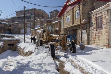 بارش برف و تلاش راهداران گلستانی برای بازگشایی جاده ها