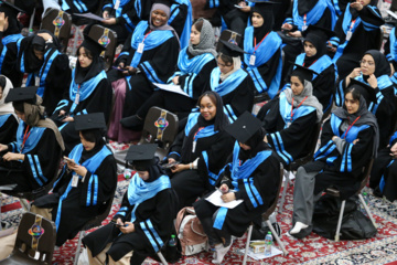 Téhéran (IRNA)-La cérémonie de remise des diplômes de 500 étrangers de 22 nationalités différentes, qui viennent de terminer leurs études dans les universités iraniennes, a eu lieu ce jeudi après-midi (12 décembre 2024) à l'université de Chiraz et dans le sanctuaire sacré de Shahcheragh (PSL). (Photo : Reza Qaderi)