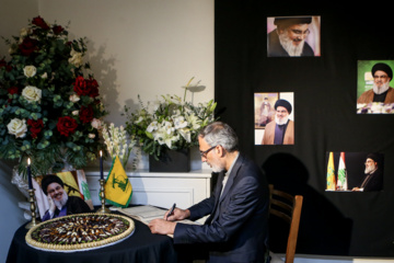 La cérémonie de condoléances pour le martyre de Sayed Hassan Nasrallah (Que sa demeure soit au Paradis) a eu lieu ce lundi 30 septembre 2024 au bureau du Hezbollah libanais  à Téhéran. Photo: Asghar Khamseh