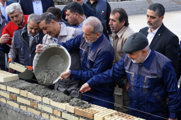 Le Président Pezeshkian participe à la construction d'une école